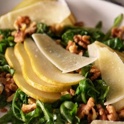 Sallatë me rukola, dardhë, grana dhe arra