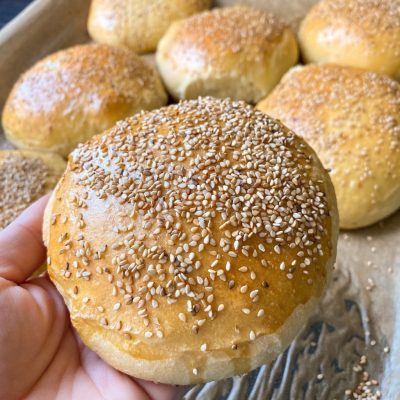 Simite me susam (Bukë hamburgeri)