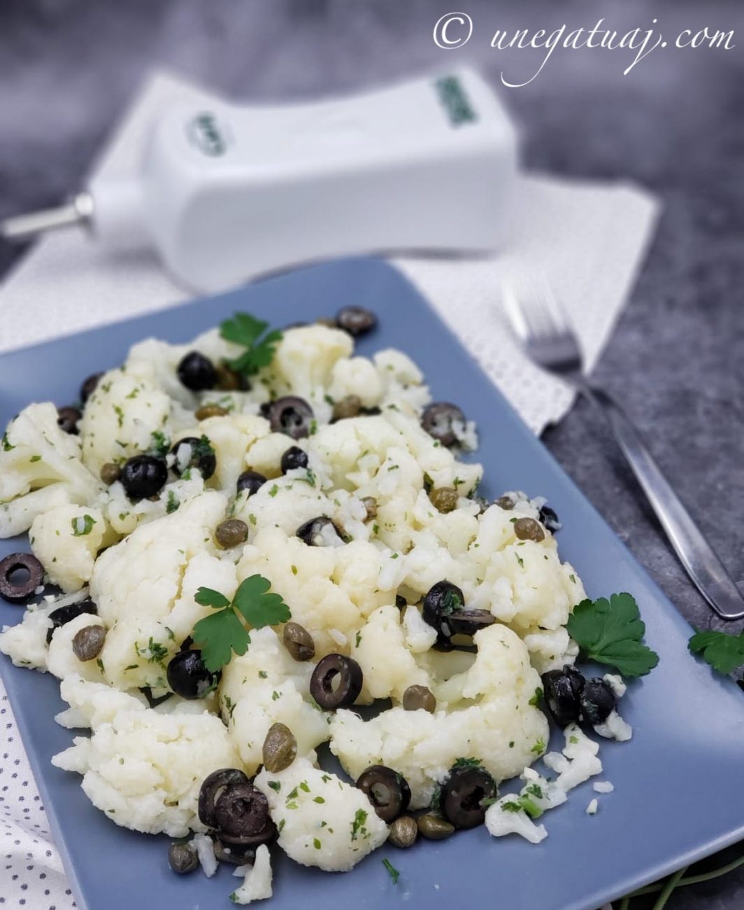 Sallatë me lulelakër, ullinj dhe kaperi