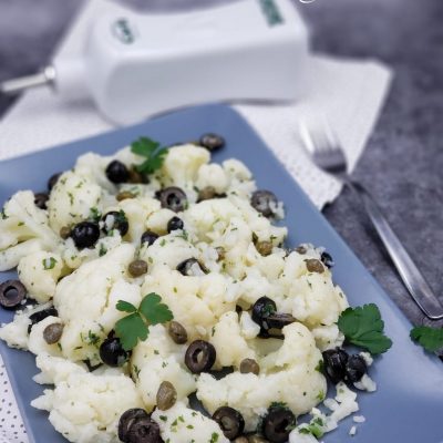 Sallatë me lulelakër, ullinj dhe kaperi