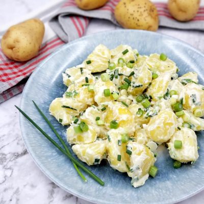 Sallatë patatesh me kos dhe qepë të njoma Sallatë patatesh me kos dhe qepë të njoma