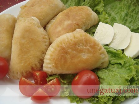 Petulla të mbushura me djathë mocarela dhe domate