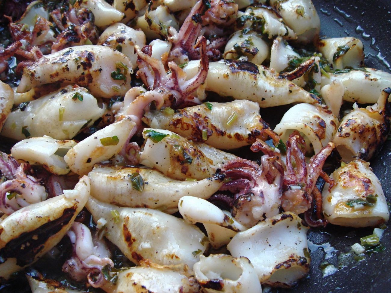 Kallamar me hudhra dhe limon