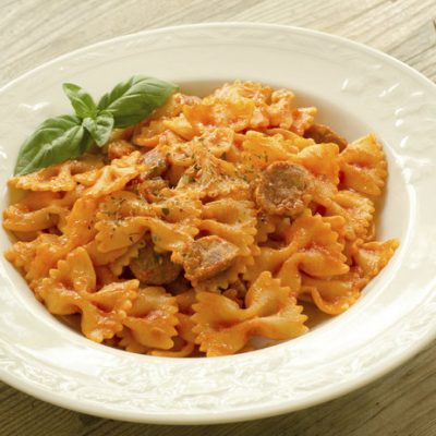 Makarona flutur me salçiçe, kungull dhe djath bebe Makarona flutur me salçiçe, kungull dhe djath bebe