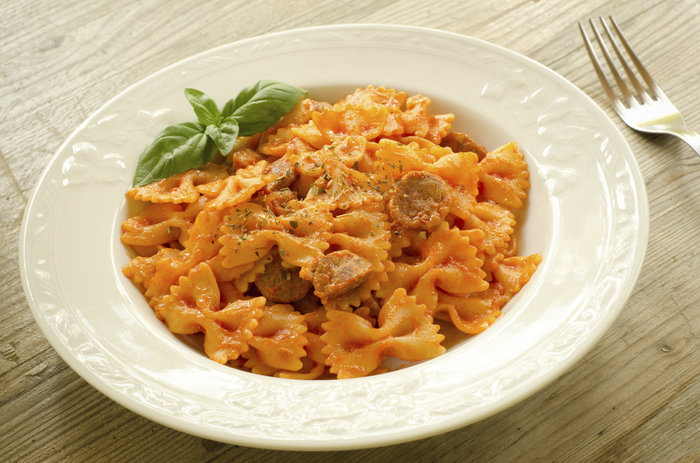 Makarona flutur me salçiçe, kungull dhe djath bebe