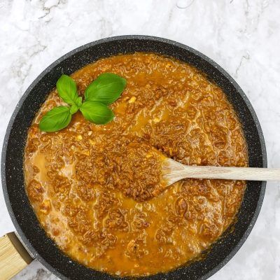 Ragu bolonjeze (kimë me mish të grirë)