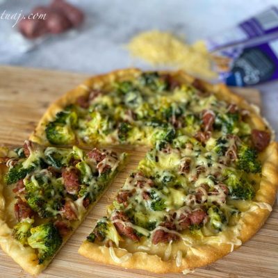 Tortë e kripur me brokoli dhe salçiçe