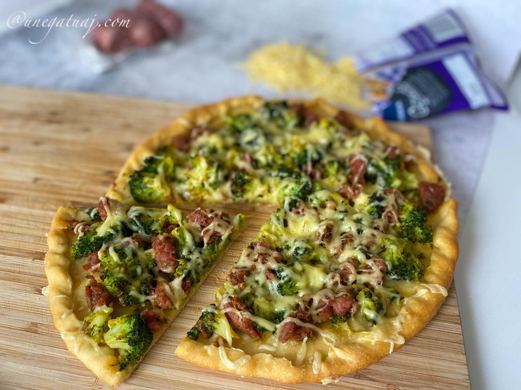 Tortë e kripur me brokoli dhe salçiçe