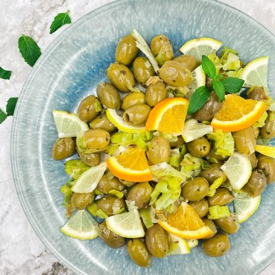 Sallatë me ullinj, limona dhe presh të skuqur Sallatë me ullinj, limona dhe presh të skuqur