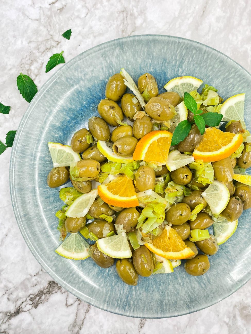 Sallatë me ullinj, limona dhe presh të skuqur