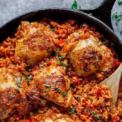 Pulë me oriz në furrë me domate dhe borzilok