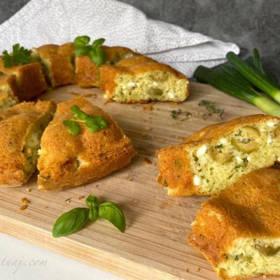 Kek i kripur me ullinj dhe djathë të bardhë Kek i kripur me ullinj dhe djathë të bardhë