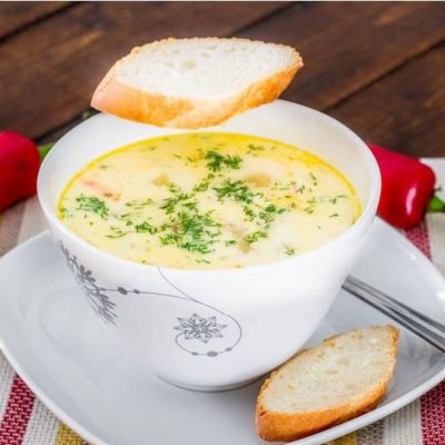 Supë krem me pulë dhe të verdhë veze Supë krem me pulë dhe të verdhë veze