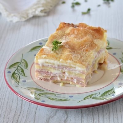 Tavë me patate, proshutë dhe djathë picash