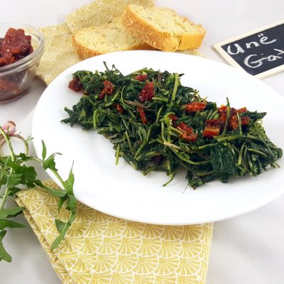 Çikore e tiganisur me domate të thara Çikore e tiganisur me domate të thara