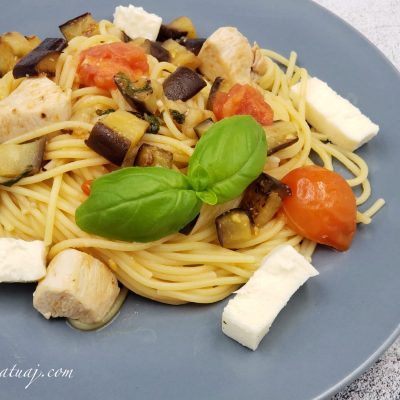 Makarona me fileto pule, patëllxhan dhe domate qershizë