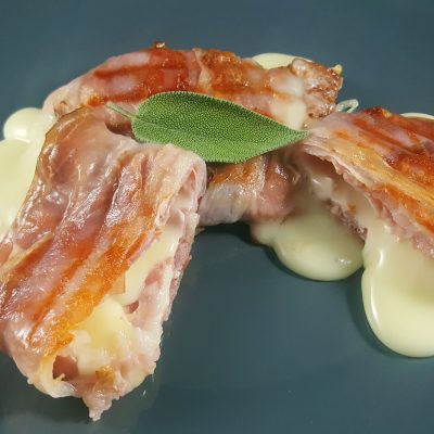 Djathë Tomino i mbështjellë me proshutë Speck