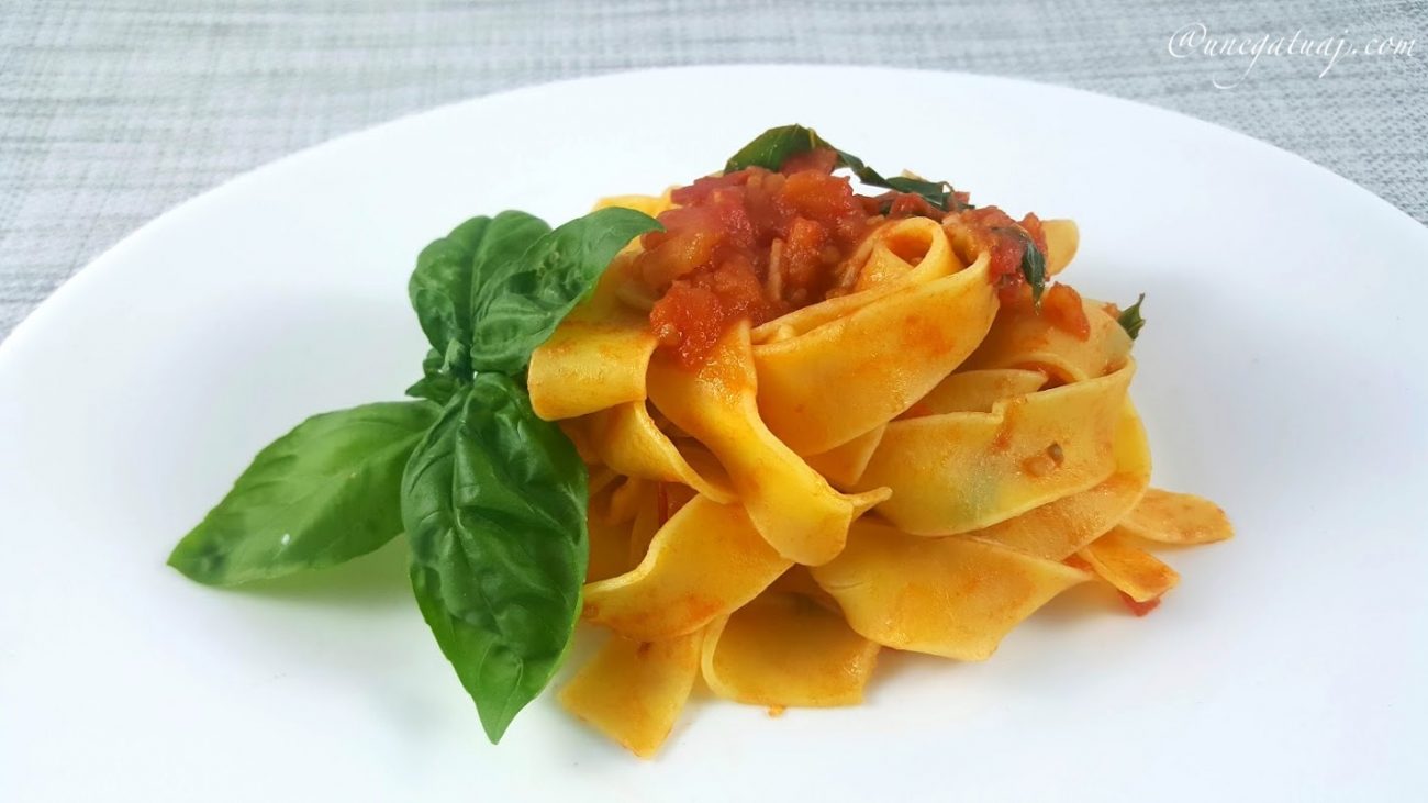 Makarona me domate të freskët dhe borzilok