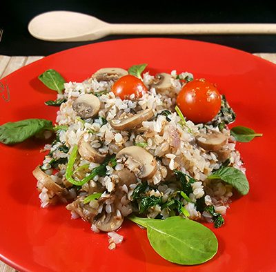 Hikërr e tiganisur me kërpudha dhe spinaq bebe