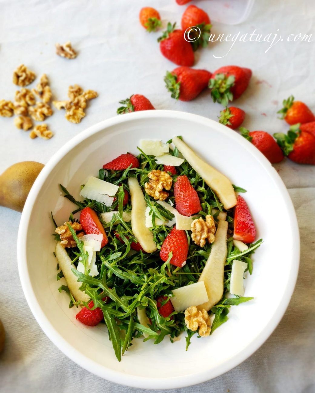 Sallatë me rukola dhe luleshtrydhe