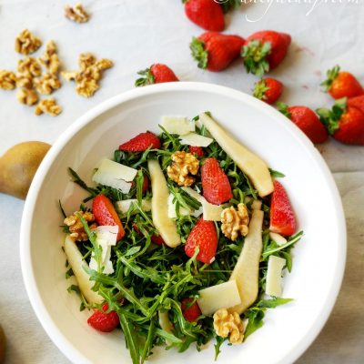 Sallatë me rukola dhe luleshtrydhe