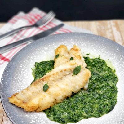 Fileto peshku të kuq (ose Bas i kuq) në salcë spinaqi