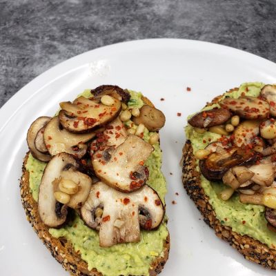 Tost me krem avokado dhe kërpudha