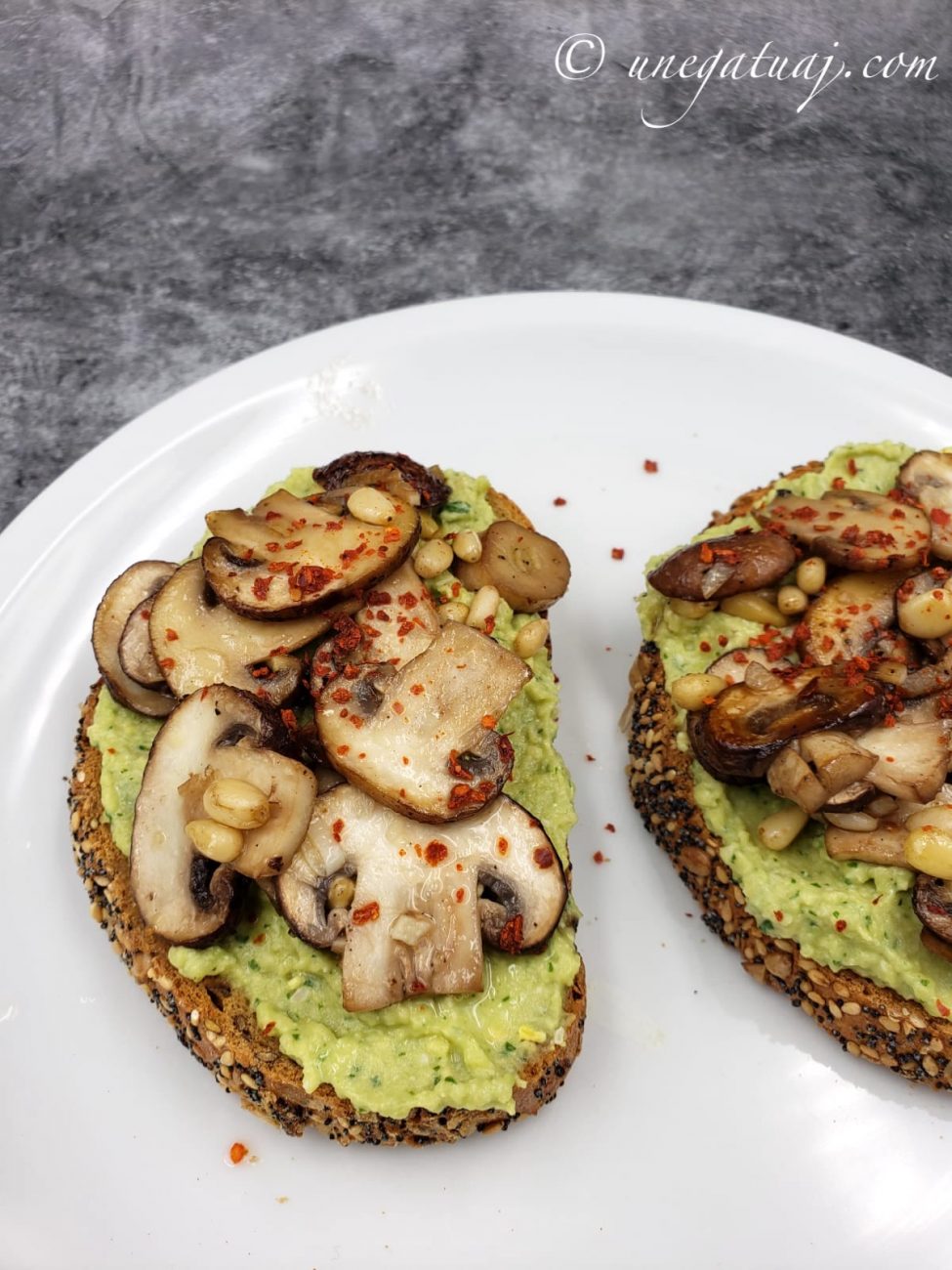 Tost me krem avokado dhe kërpudha
