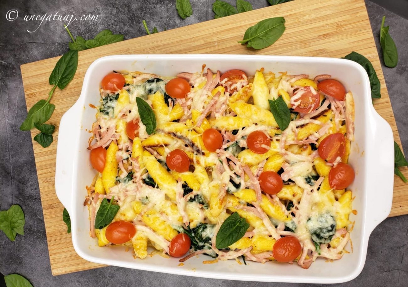 Tavë me Schupfnudeln (njoki), proshutë pule, spinaq dhe pana