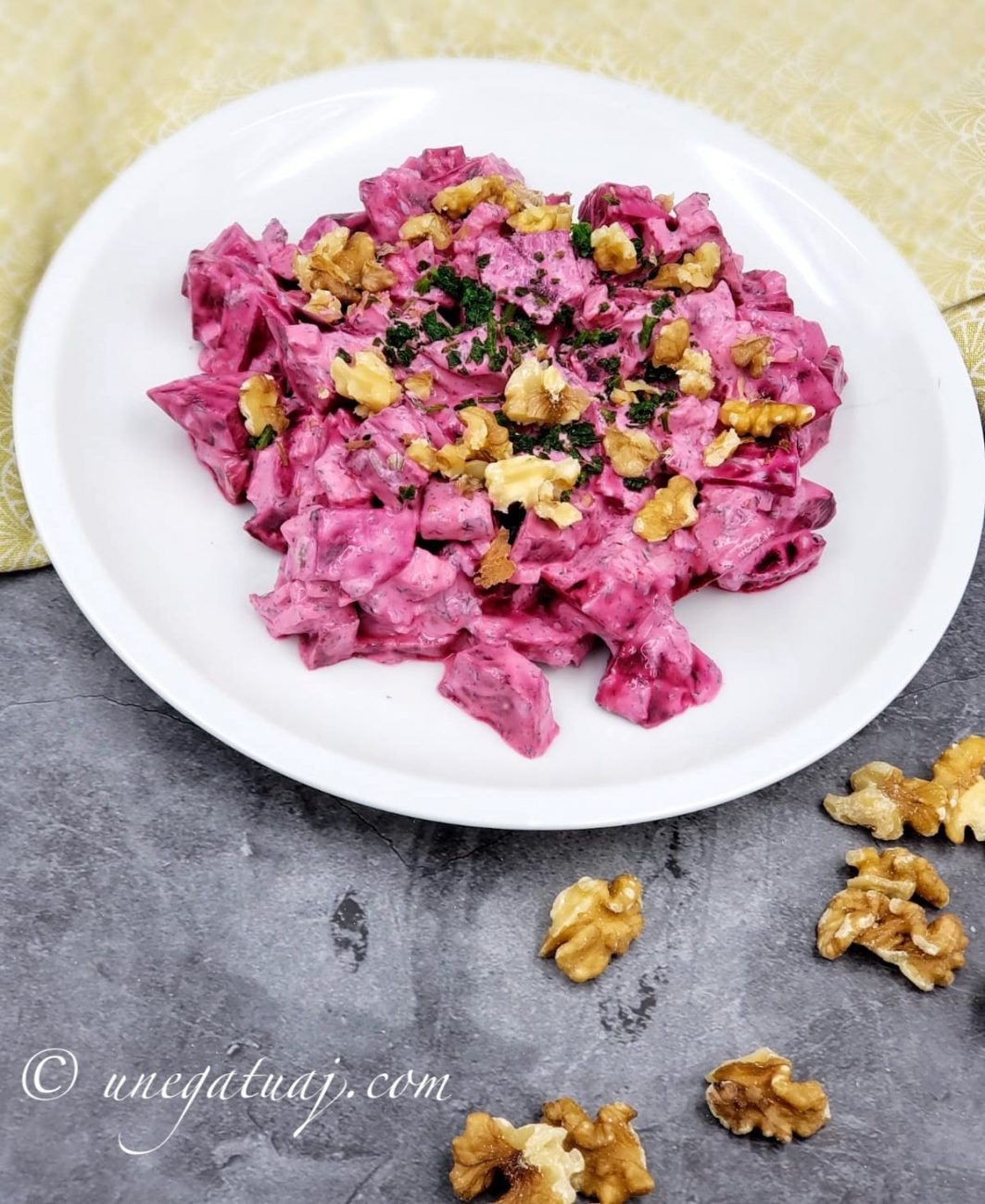 Sallatë me panxhar dhe kos