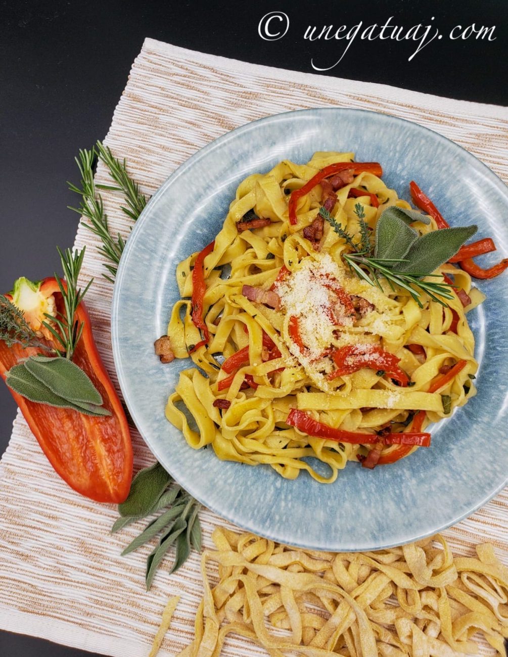 Makarona dore (tagliatelle) me pançetë, speca të kuq dhe erëza të freskëta