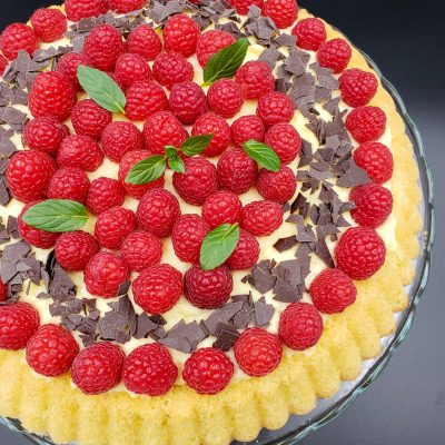 Tortë me krem pastiçerie, mjedra dhe çokollatë të zezë