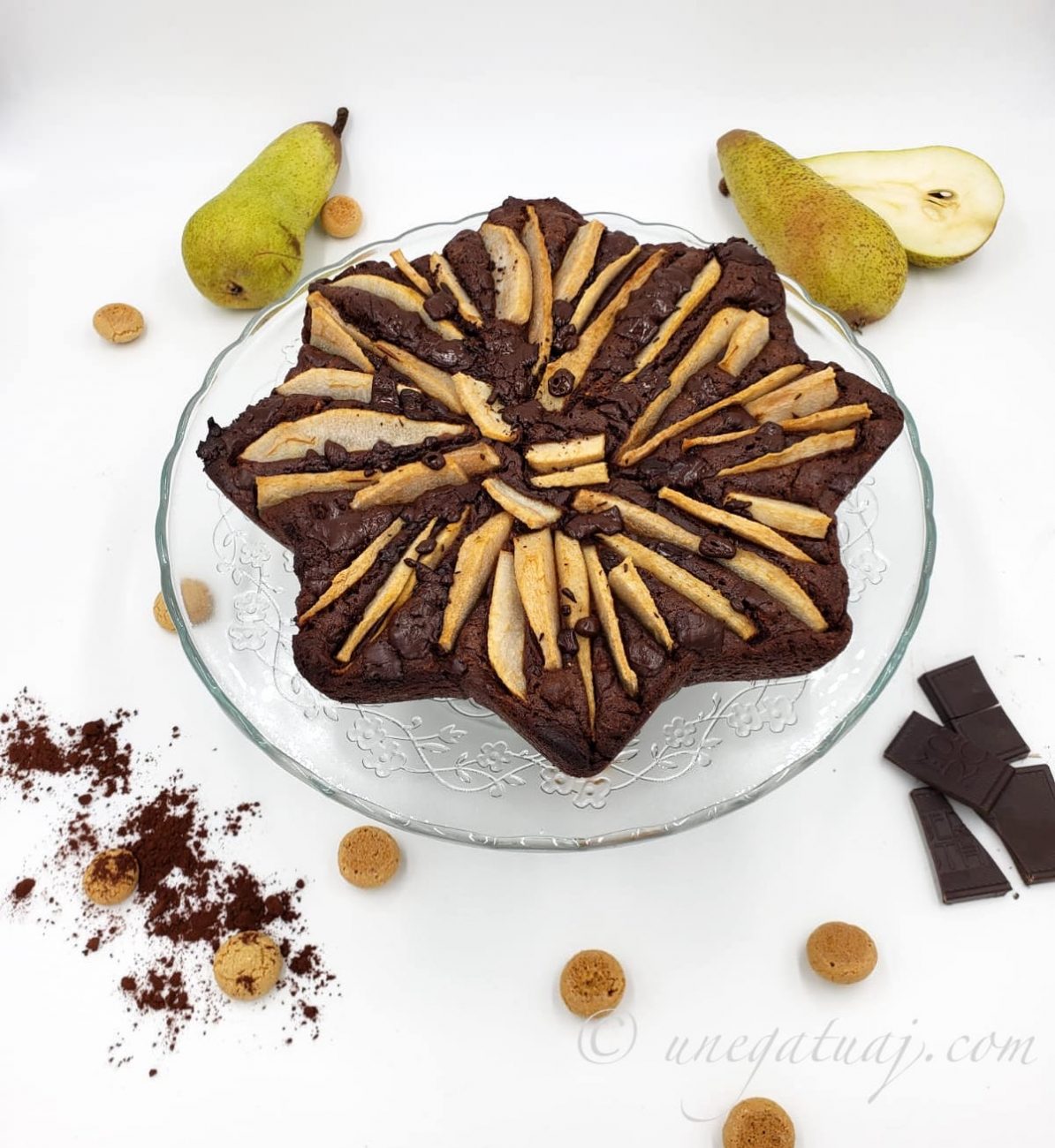 Kek me çokollatë të zezë, dardha dhe amareta