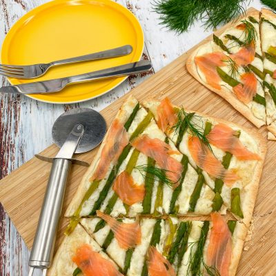 Tartë e kripur me shparguj dhe salmon