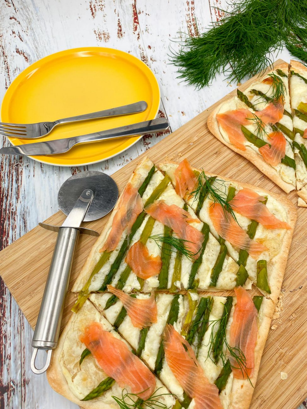 Tartë e kripur me shparguj dhe salmon