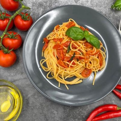 Makarona me salcë pikante