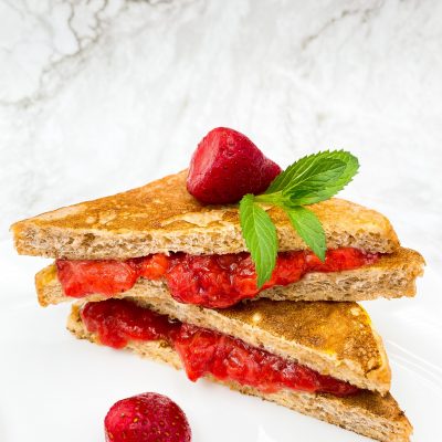 Bukë me vezë dhe salcë luleshtrydhesh