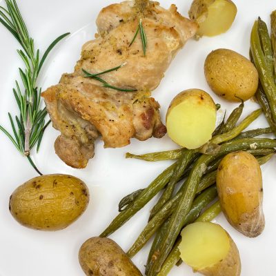 Pulë në furrë me patate dhe rozmarinë