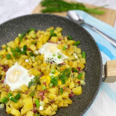 Patate tigani me proshutë dhe vezë Patate tigani me proshutë dhe vezë