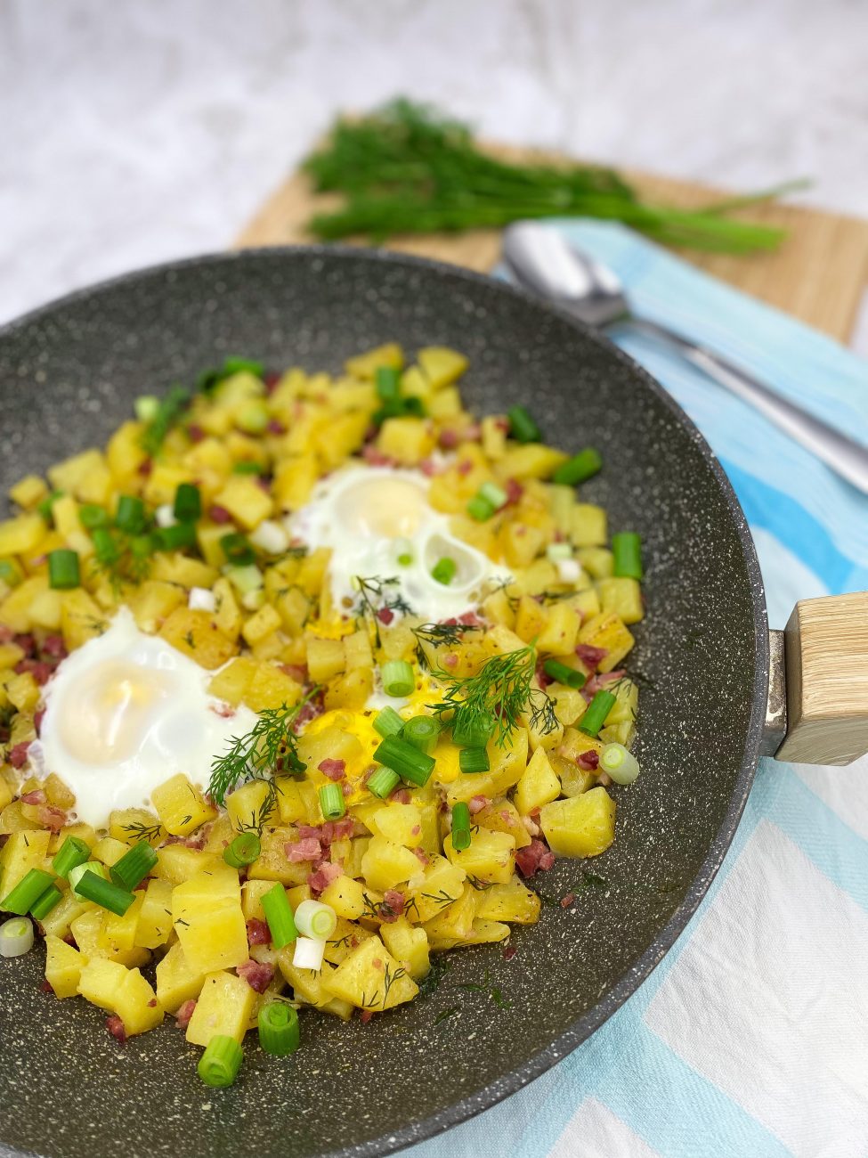 Patate tigani me proshutë dhe vezë