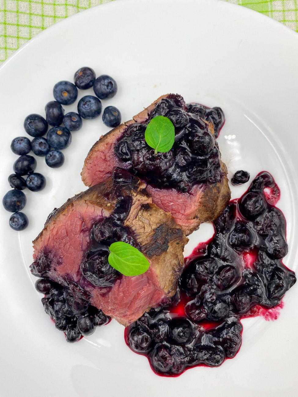 Fileto viçi me salcë boronicash