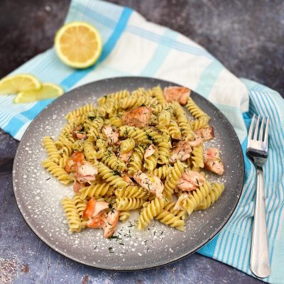 Makarona me salmon, salcë limoni dhe kopër