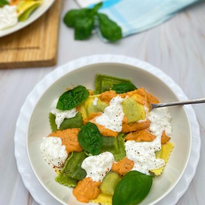 Ravioli me salcë specash dhe krem djathi