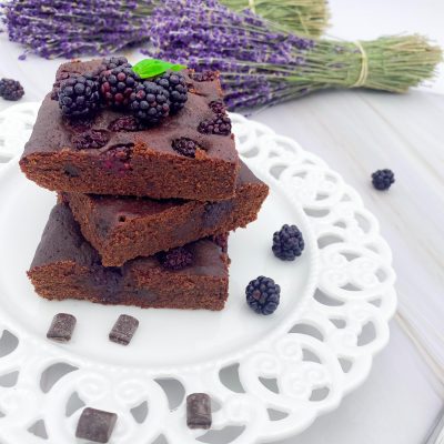 Brauni me çokollate te zeze dhe manaferra Brauni me çokollate te zeze dhe manaferra