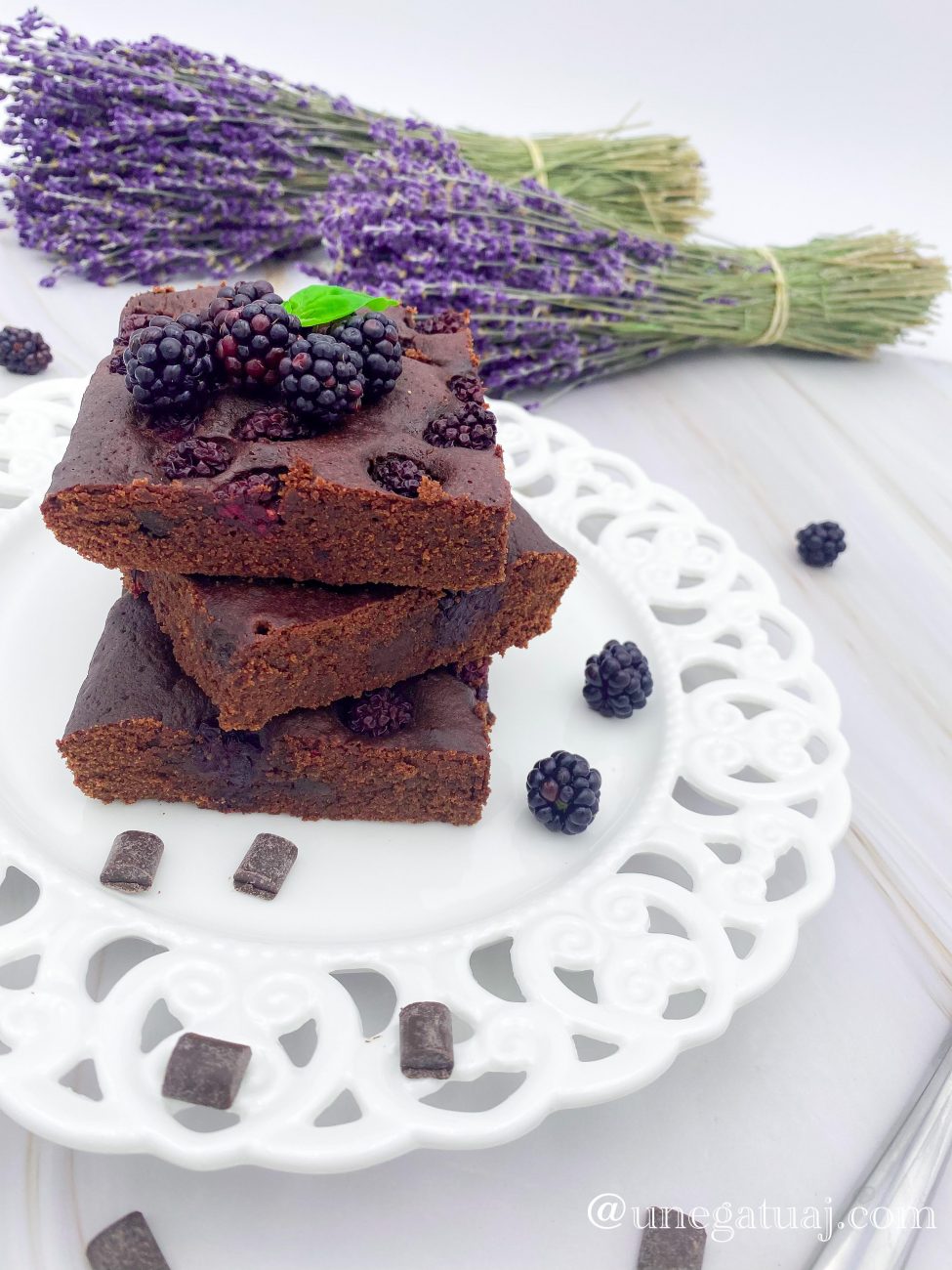 Brauni me çokollate te zeze dhe manaferra