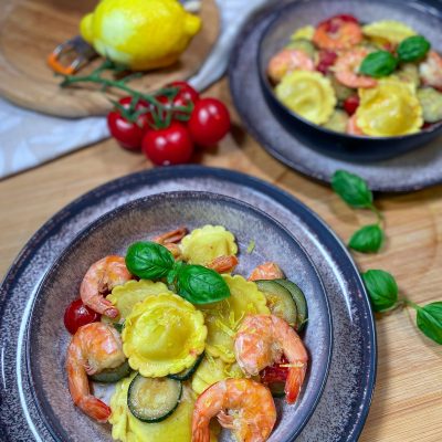 Ravioli me mbushje limoni me karkaleca dhe kunguj Ravioli me mbushje limoni me karkaleca dhe kunguj