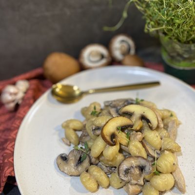 Njoki patatesh kremoze me fileto pule dhe kërpudha